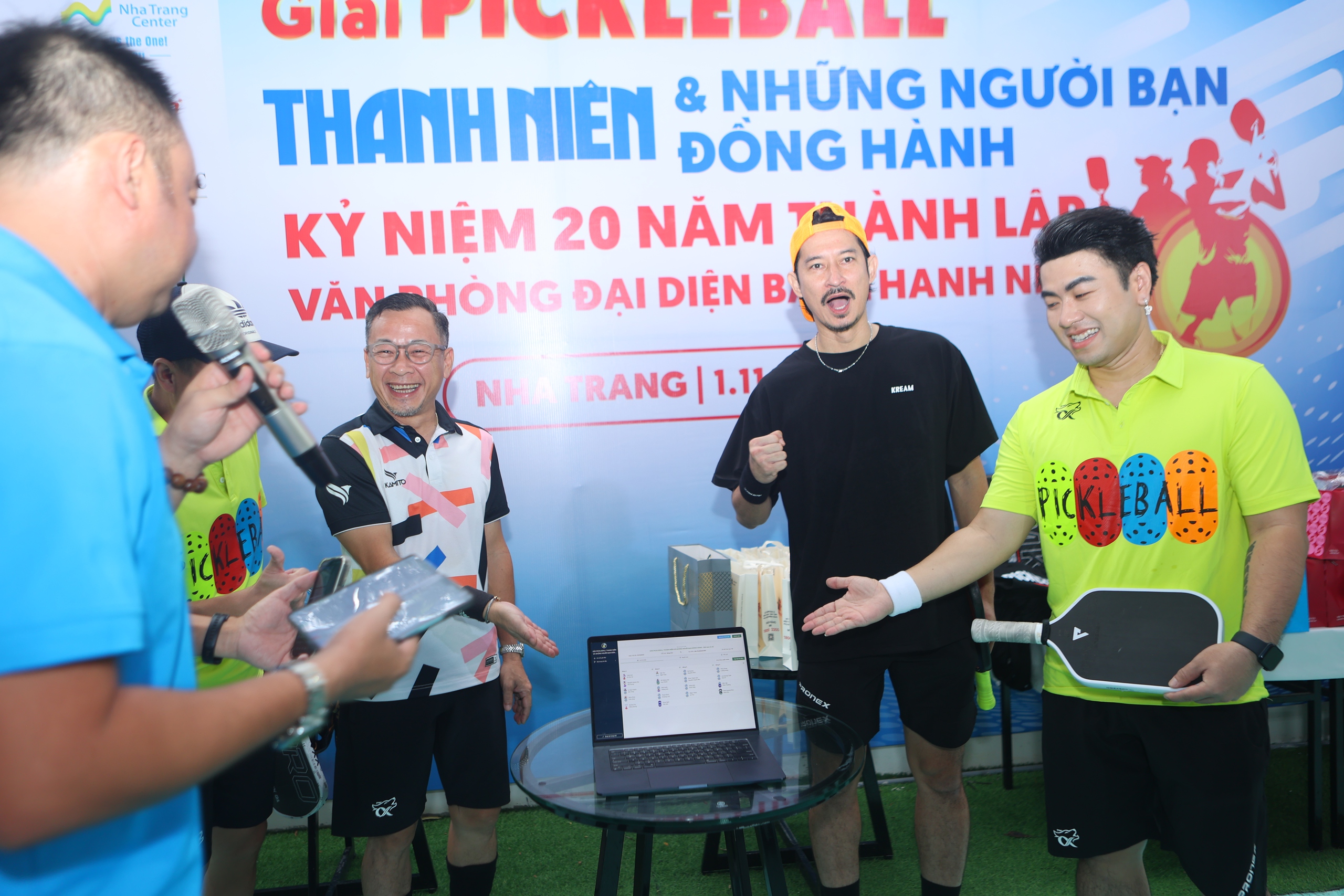 Diễn viên Huy Khánh, ca sĩ Akira Phan 'cháy' hết mình cùng giải pickleball đầy ý nghĩa- Ảnh 3. Diễn viên Huy Khánh, ca sĩ Akira Phan 'cháy' hết mình cùng giải pickleball đầy ý nghĩa- Ảnh 3.