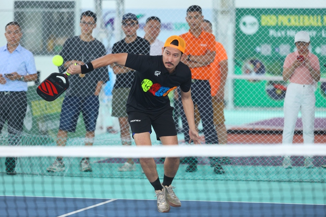 Diễn viên Huy Khánh, ca sĩ Akira Phan 'cháy' hết mình cùng giải pickleball đầy ý nghĩa- Ảnh 4. Diễn viên Huy Khánh, ca sĩ Akira Phan 'cháy' hết mình cùng giải pickleball đầy ý nghĩa- Ảnh 4.