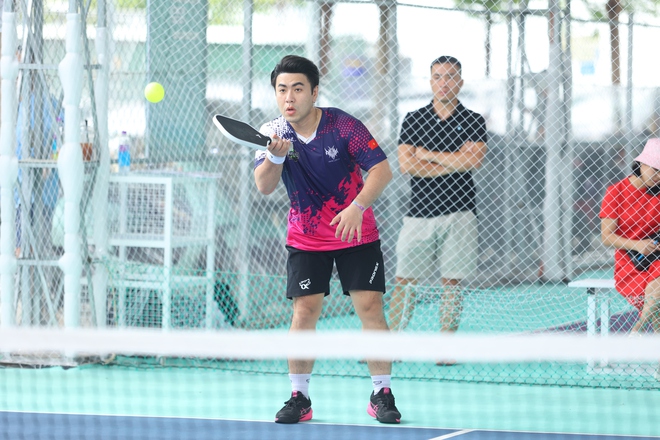 Diễn viên Huy Khánh, ca sĩ Akira Phan 'cháy' hết mình cùng giải pickleball đầy ý nghĩa- Ảnh 8. Diễn viên Huy Khánh, ca sĩ Akira Phan 'cháy' hết mình cùng giải pickleball đầy ý nghĩa- Ảnh 8.