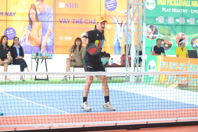 Diễn viên Huy Khánh, ca sĩ Akira Phan 'cháy' hết mình cùng giải pickleball đầy ý nghĩa- Ảnh 5. Diễn viên Huy Khánh, ca sĩ Akira Phan 'cháy' hết mình cùng giải pickleball đầy ý nghĩa- Ảnh 5.