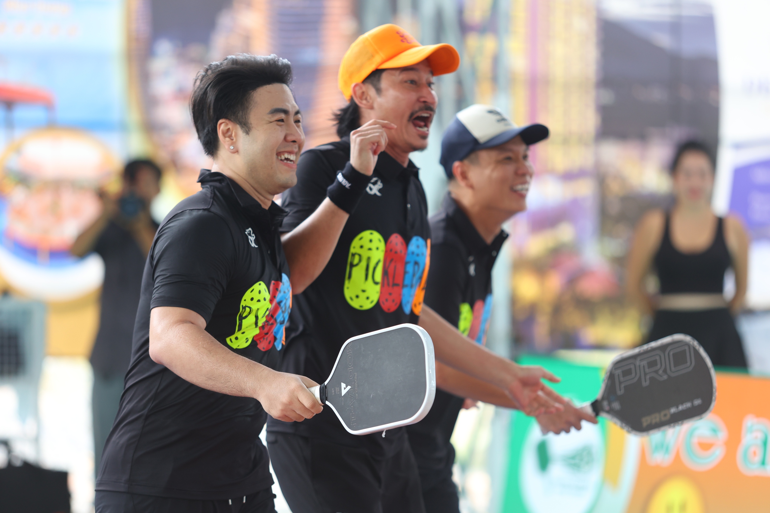 Diễn viên Huy Khánh, ca sĩ Akira Phan 'cháy' hết mình cùng giải pickleball đầy ý nghĩa- Ảnh 11. Diễn viên Huy Khánh, ca sĩ Akira Phan 'cháy' hết mình cùng giải pickleball đầy ý nghĩa- Ảnh 11.