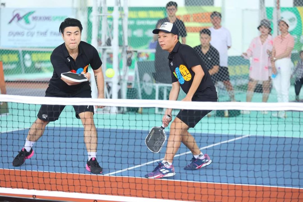 Diễn viên Huy Khánh, ca sĩ Akira Phan 'cháy' hết mình cùng giải pickleball đầy ý nghĩa- Ảnh 2. Diễn viên Huy Khánh, ca sĩ Akira Phan 'cháy' hết mình cùng giải pickleball đầy ý nghĩa- Ảnh 2.